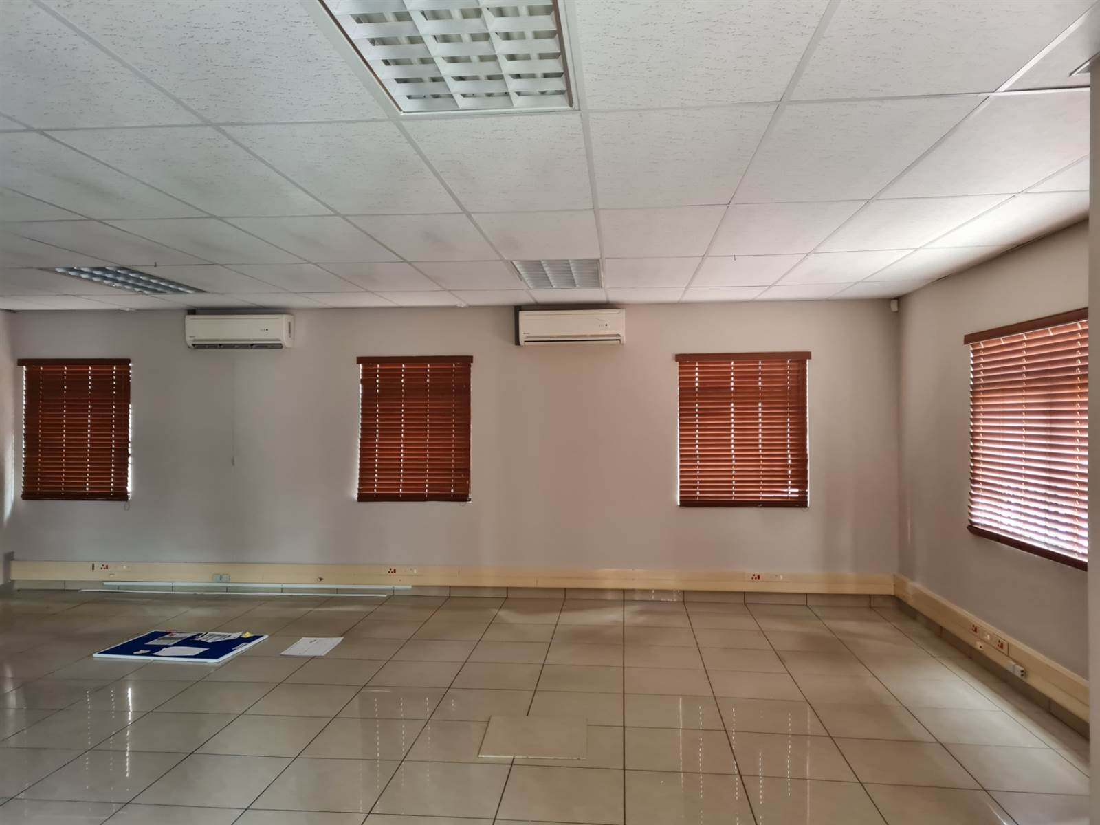 500  m² Office Space in Bo Dorp photo number 1