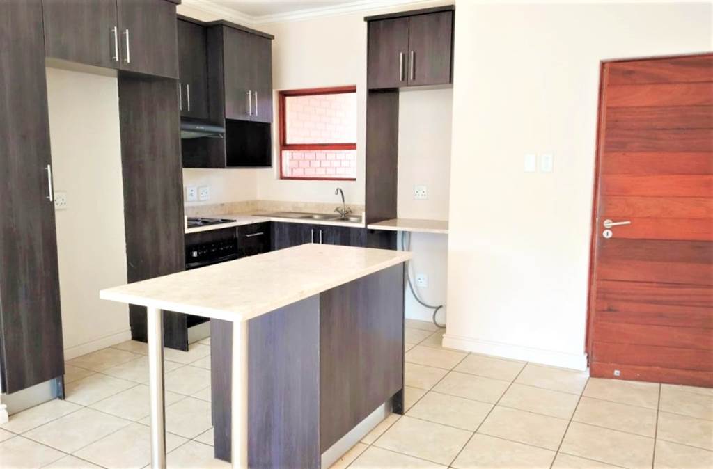 2 Bed Apartment in Pretorius Park photo number 4