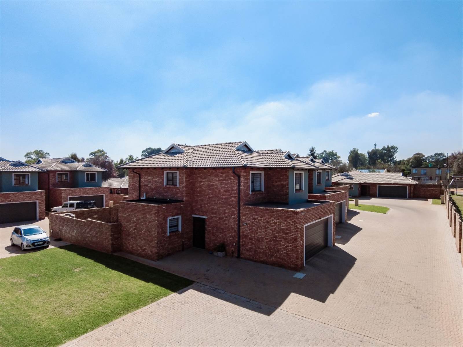 3 Bed Townhouse in Benoni AH photo number 3