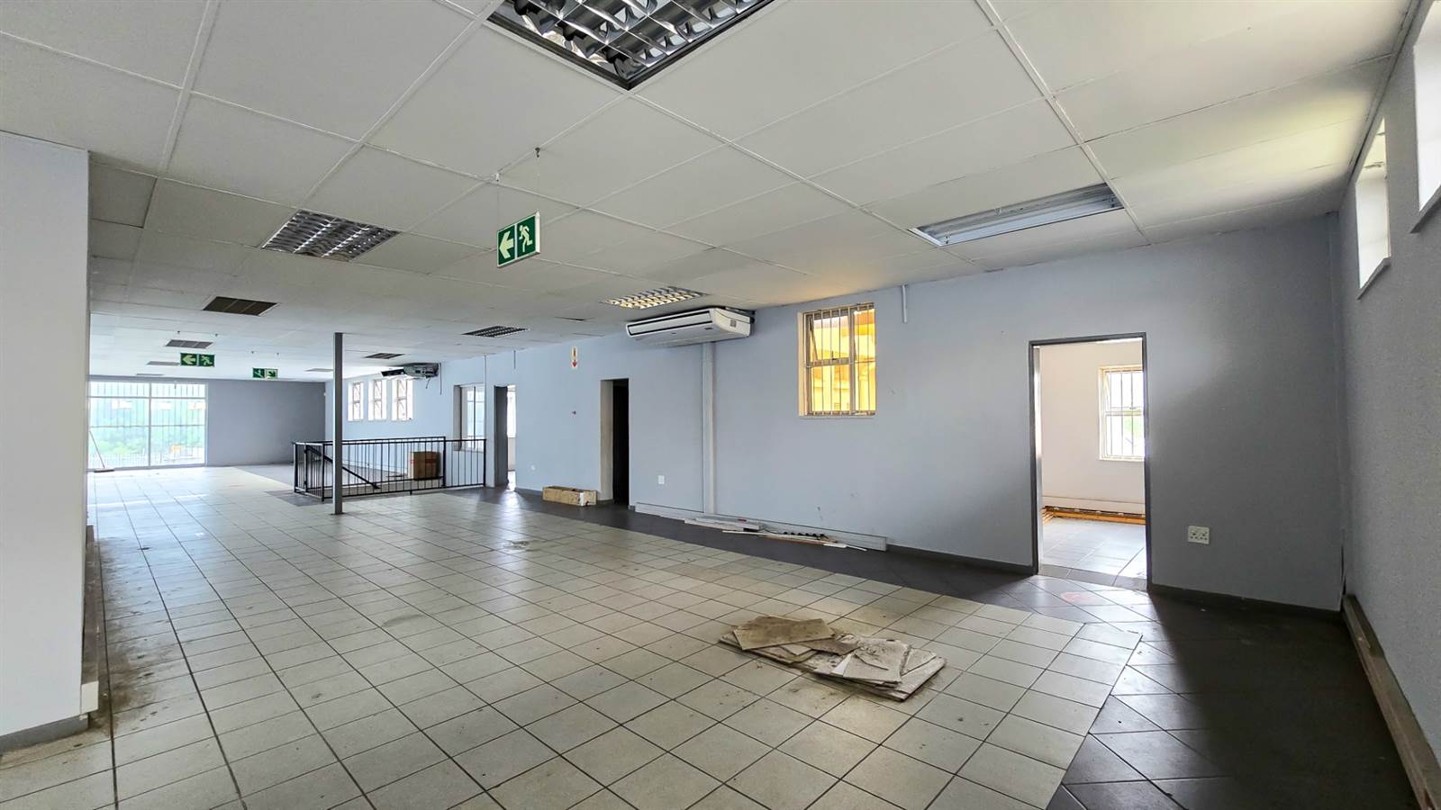 775  m² Commercial space in East London Central photo number 26