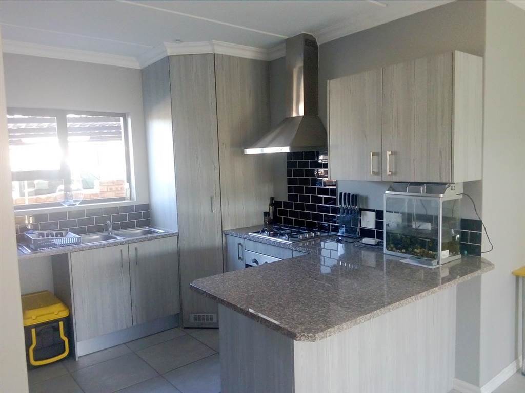 3 Bed Apartment in Ruimsig photo number 2