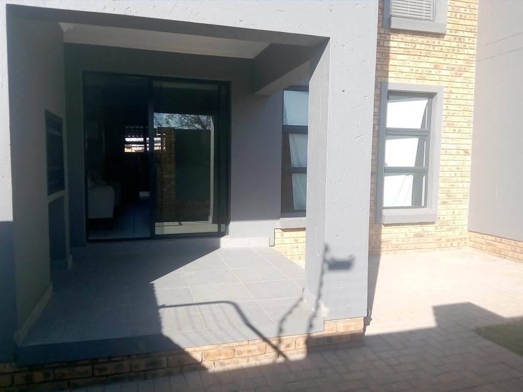 3 Bed Apartment in Ruimsig photo number 28
