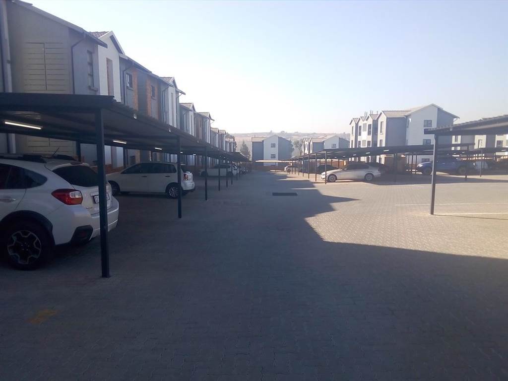 3 Bed Apartment in Ruimsig photo number 25