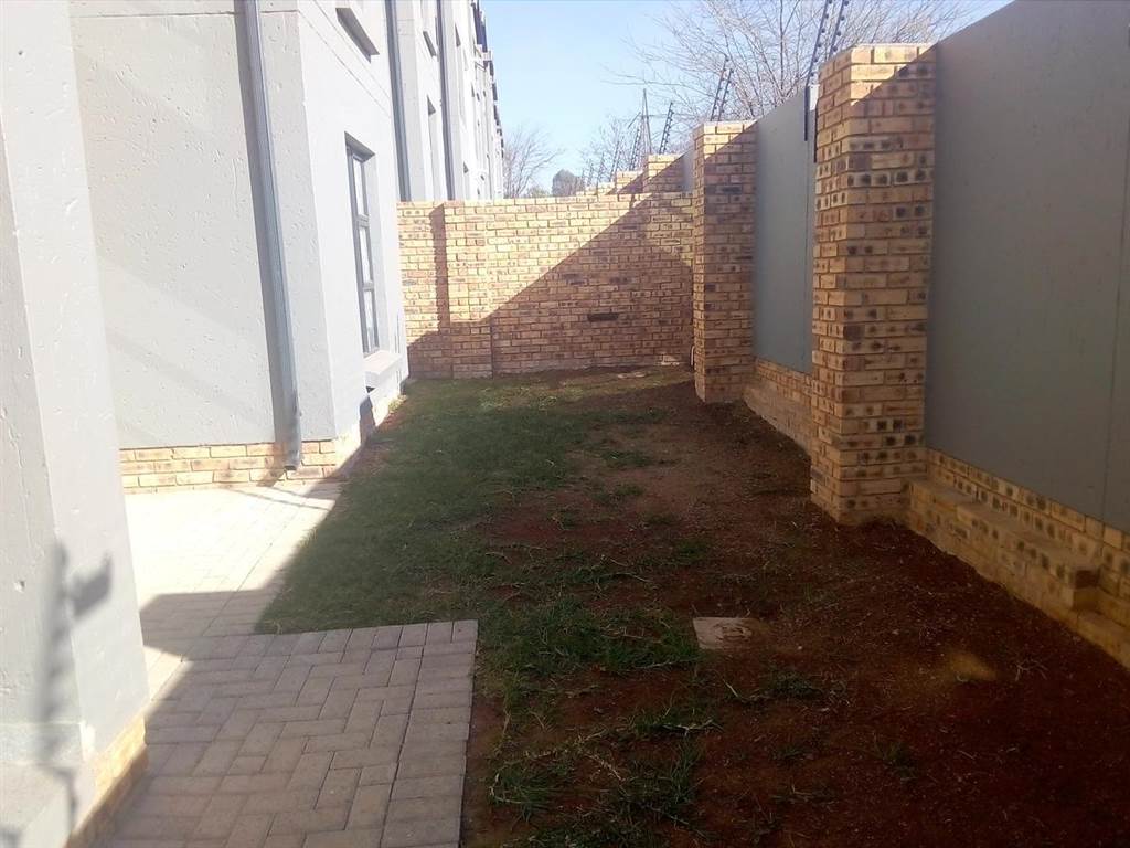 3 Bed Apartment in Ruimsig photo number 27