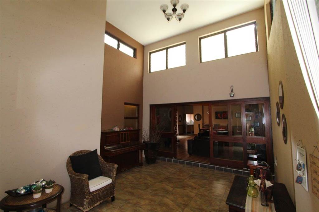 6 Bed House in Modimolle photo number 2