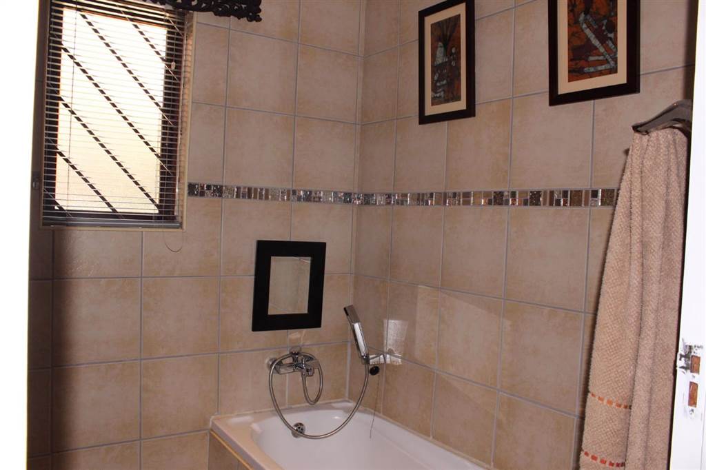 2 Bed Townhouse in Glen Marais photo number 21