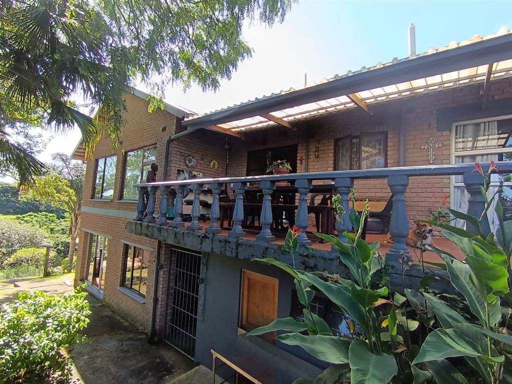 7 Bed House in Umtentweni photo number 2