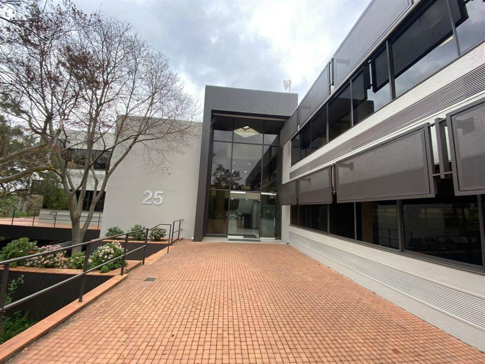 318  m² Commercial space in Woodmead photo number 1