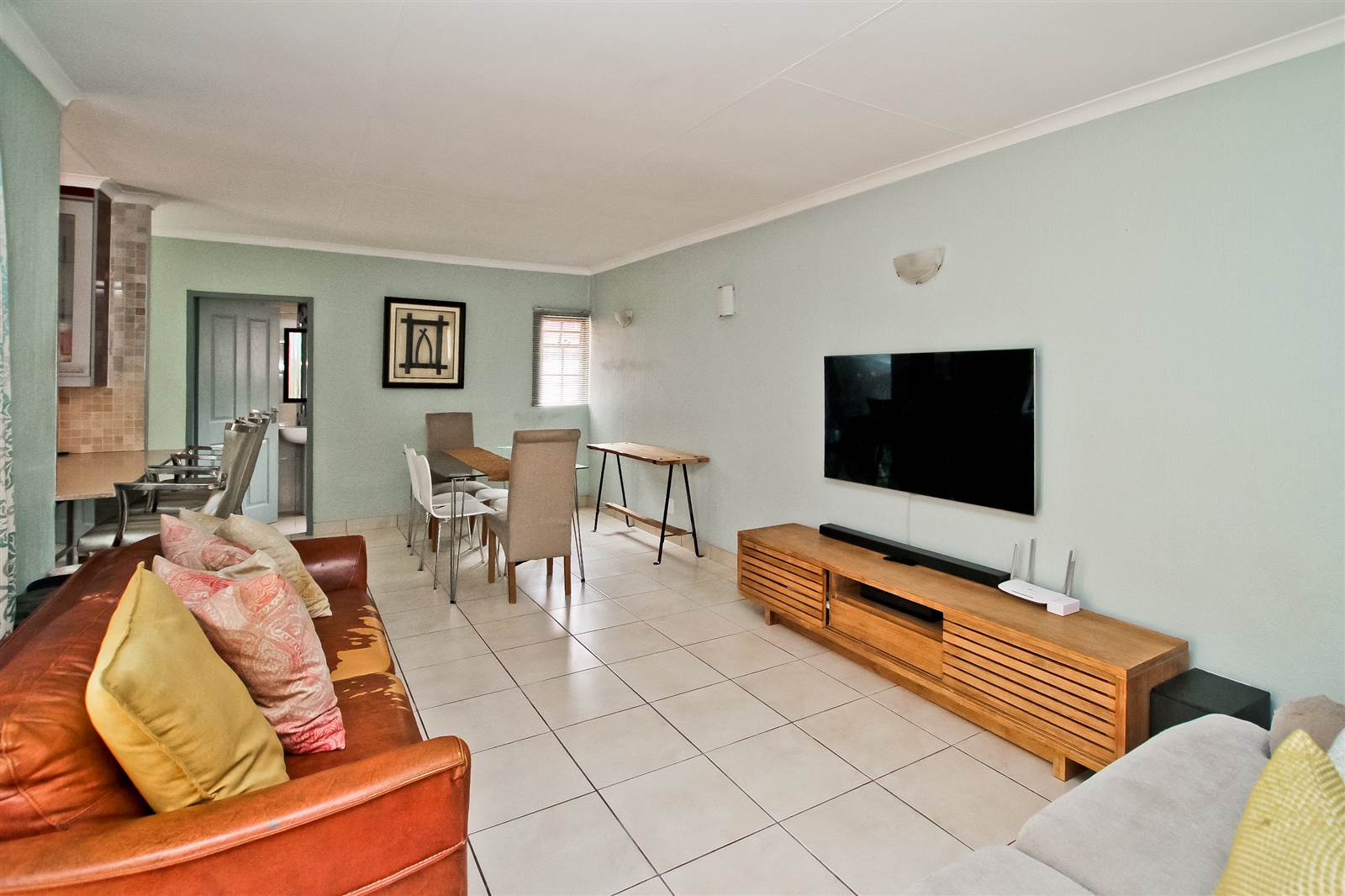 2 Bed Apartment in Corlett Gardens photo number 2