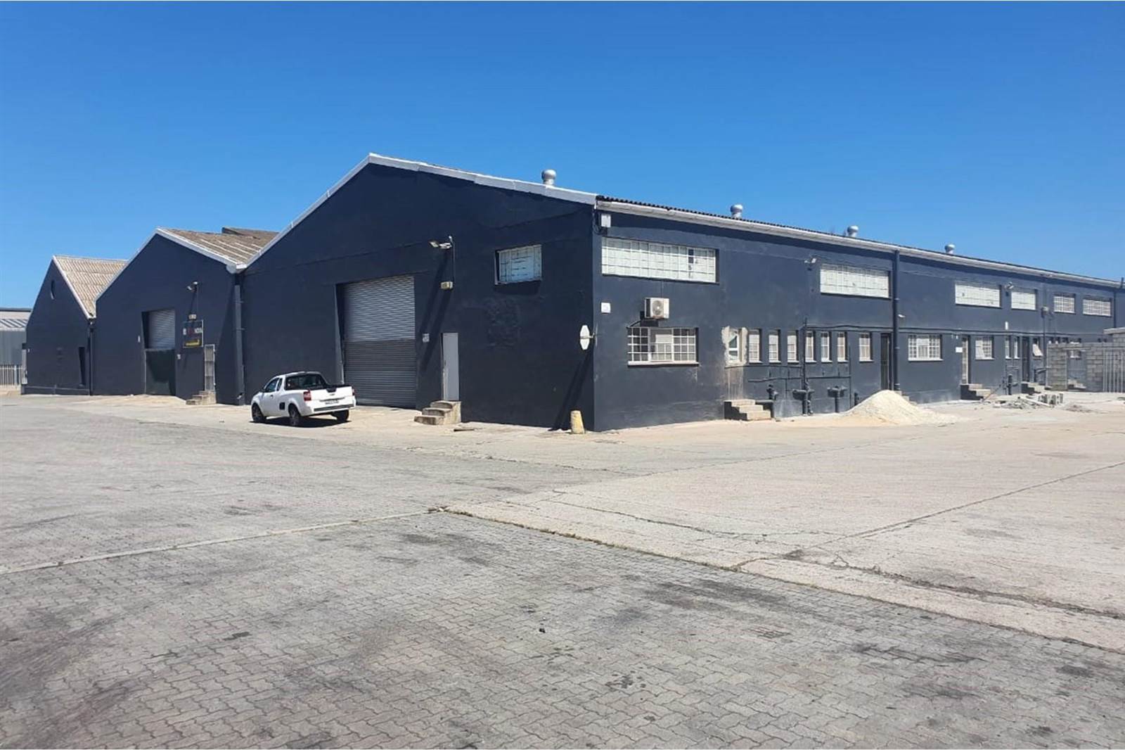 790  m² Industrial space in Deal Party photo number 1