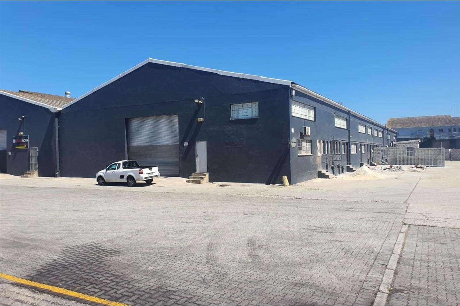 790  m² Industrial space in Deal Party photo number 2