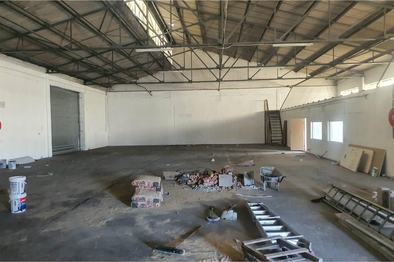 790  m² Industrial space in Deal Party photo number 3