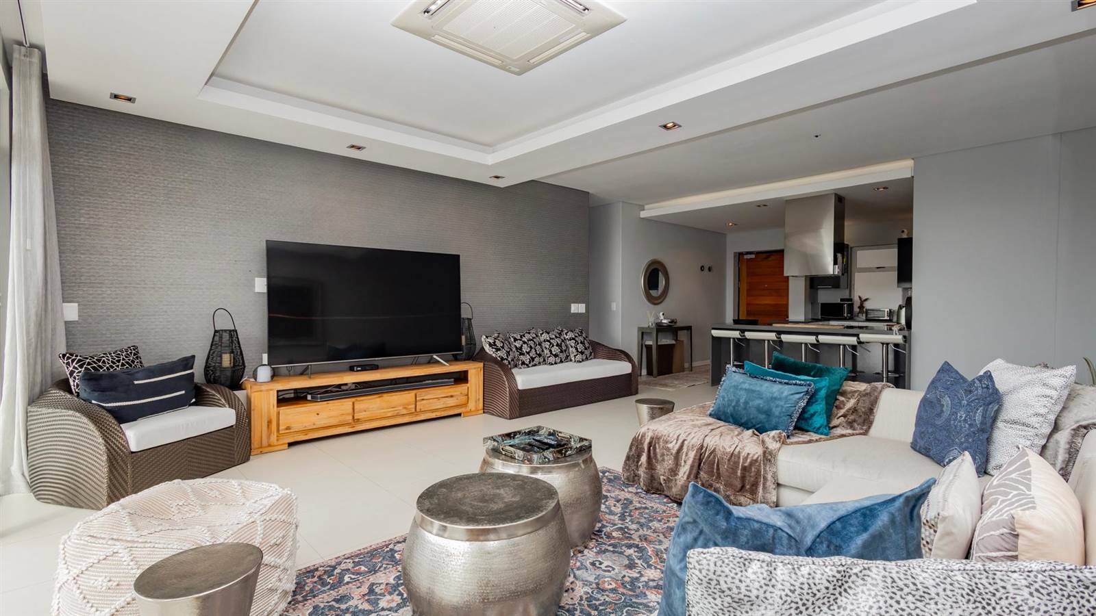 2 Bed Apartment in Mouille Point photo number 2