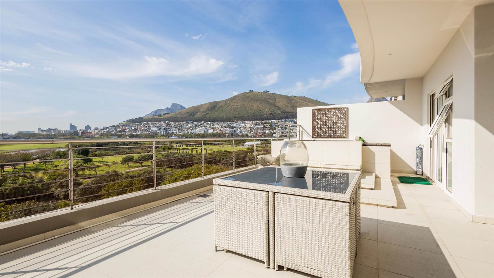 2 Bed Apartment in Mouille Point photo number 13
