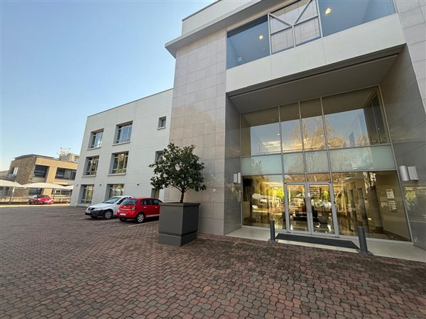 936  m² Commercial space