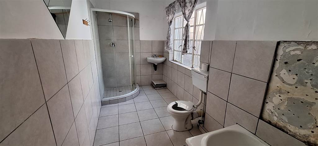 3 Bed House in Aliwal North photo number 8