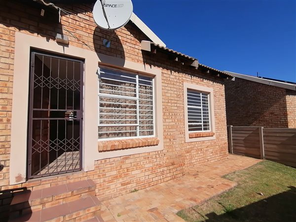 2 Bed Townhouse in Olifantsfontein