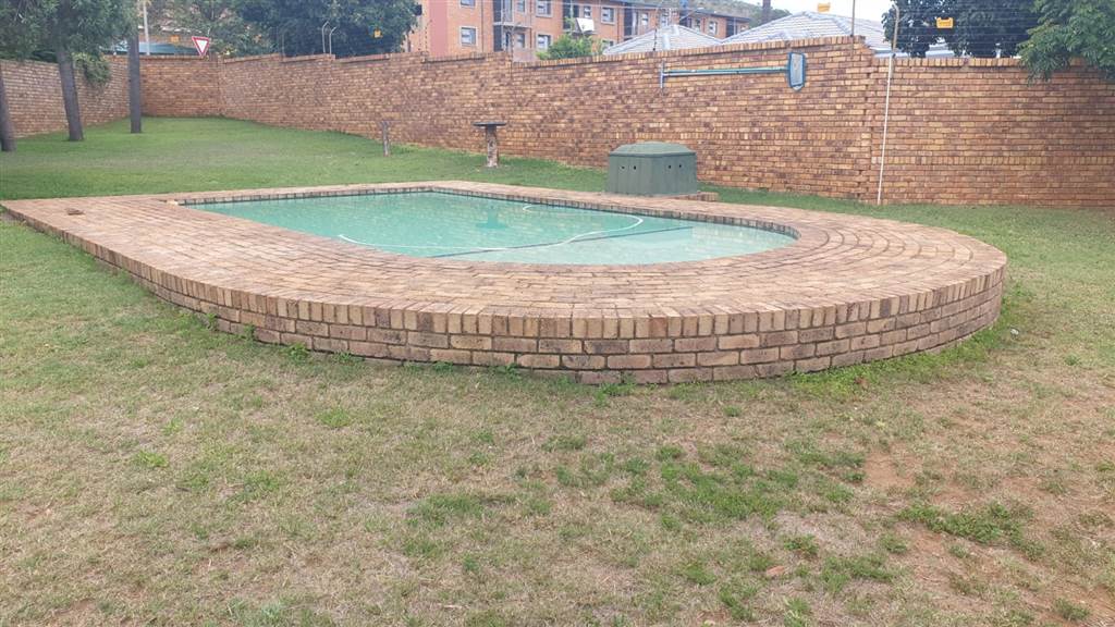 2 Bed House in Pretoria North photo number 4