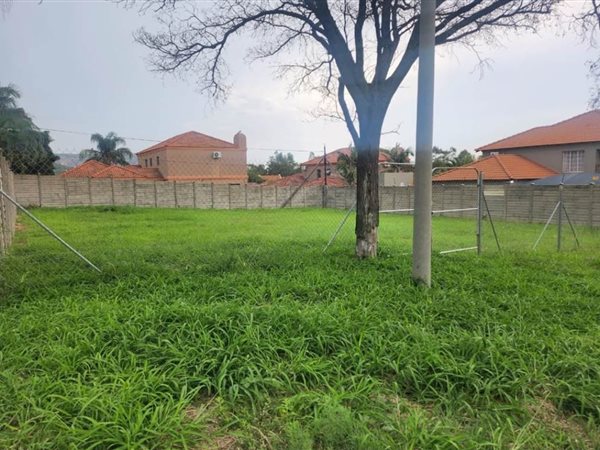 700 m² Land available in Safari Gardens