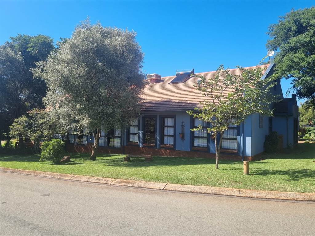 4 Bed House in Buffelspoort photo number 30