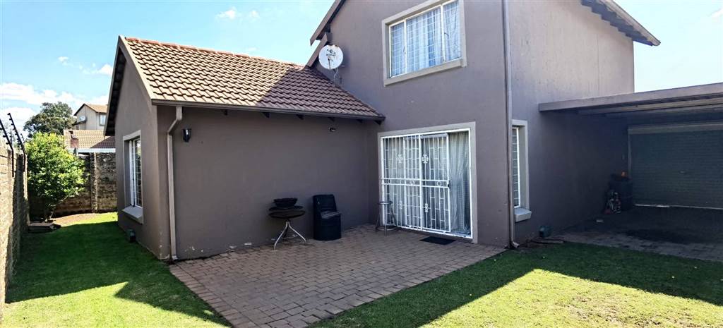 4 Bed Cluster in Kleinfontein photo number 2