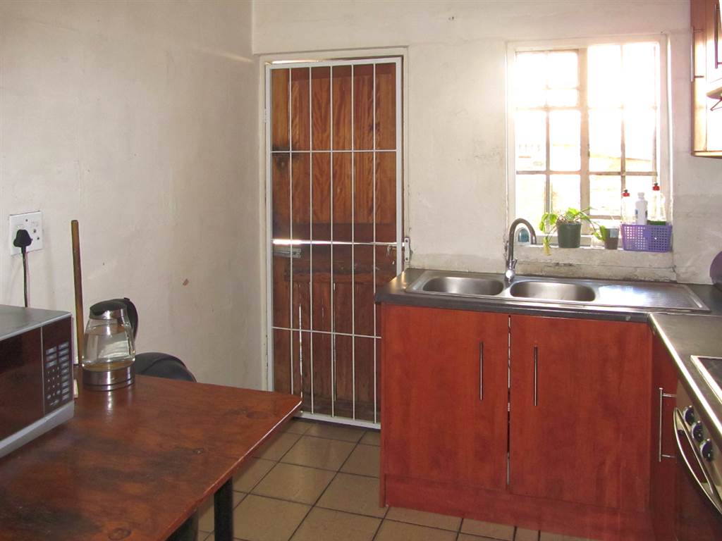 3 Bed House in Elsies River photo number 4