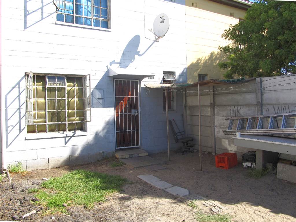 3 Bed House in Elsies River photo number 13