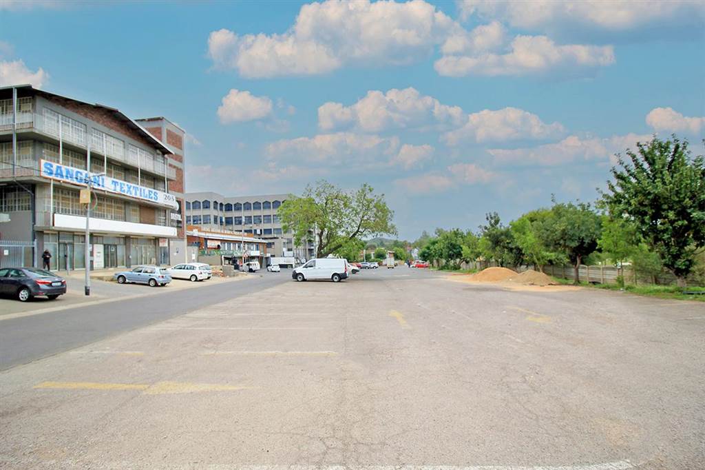 8800  m² Commercial space in Laudium photo number 2