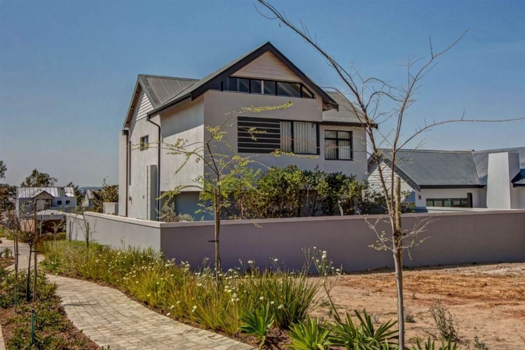 3 Bed Townhouse in Kanonkop photo number 14