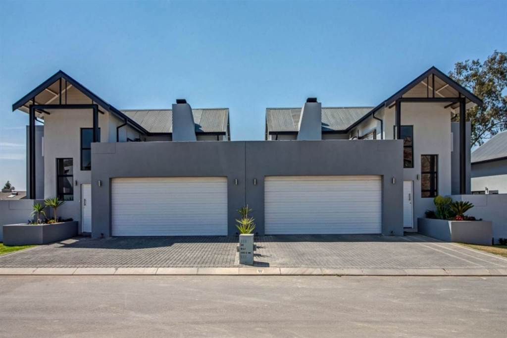 3 Bed Townhouse in Kanonkop photo number 15