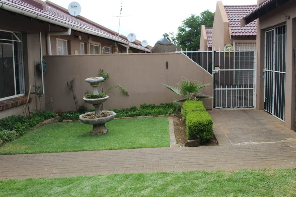 3 Bed Townhouse in Uitsig photo number 13