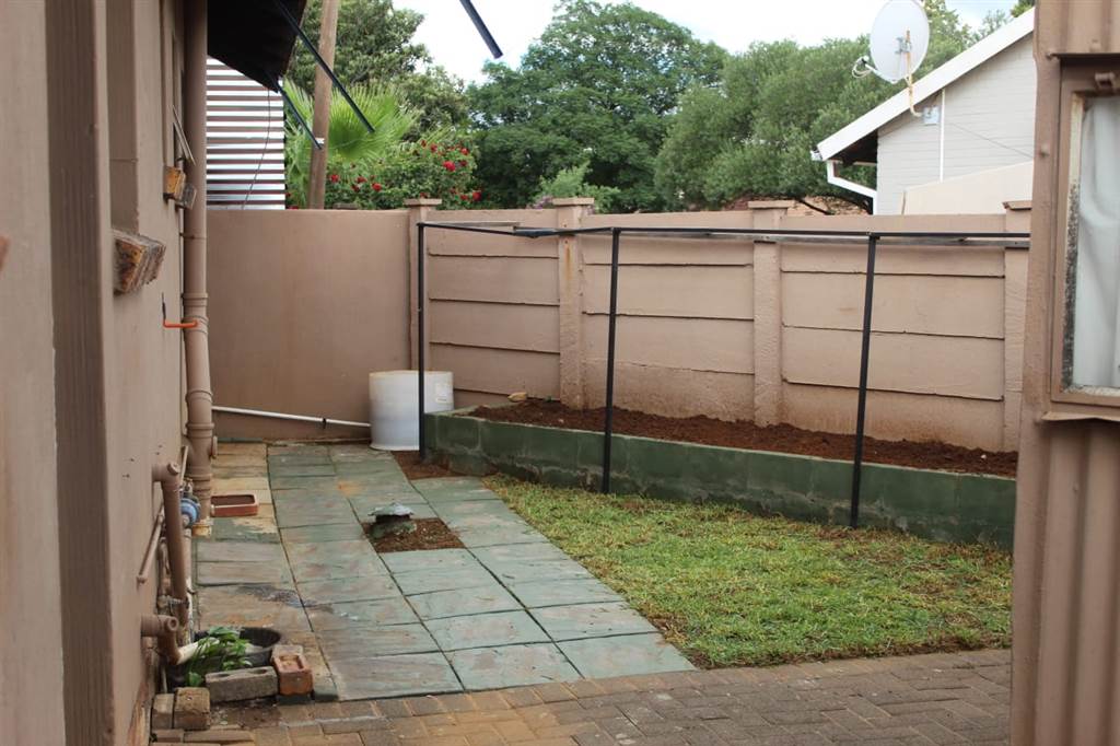 3 Bed Townhouse in Uitsig photo number 18