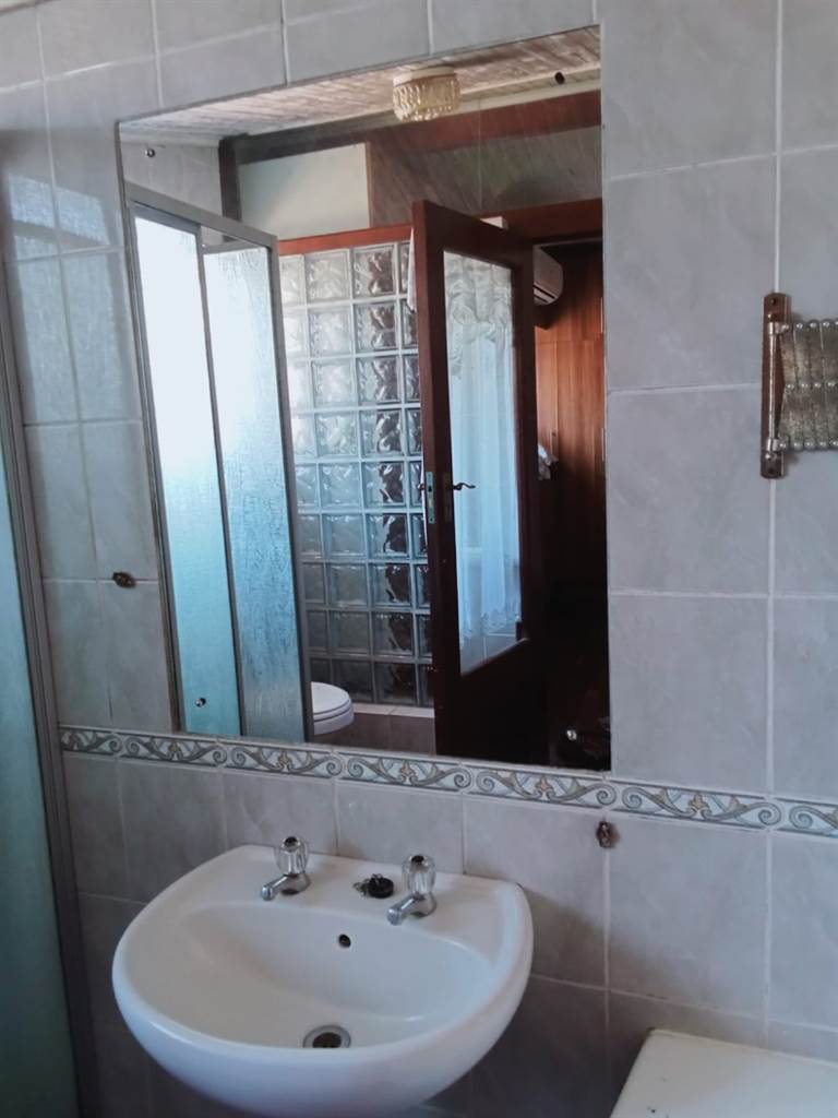 3 Bed House in Parow Central photo number 19