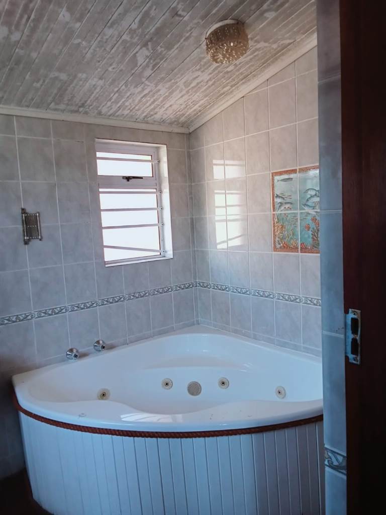 3 Bed House in Parow Central photo number 18