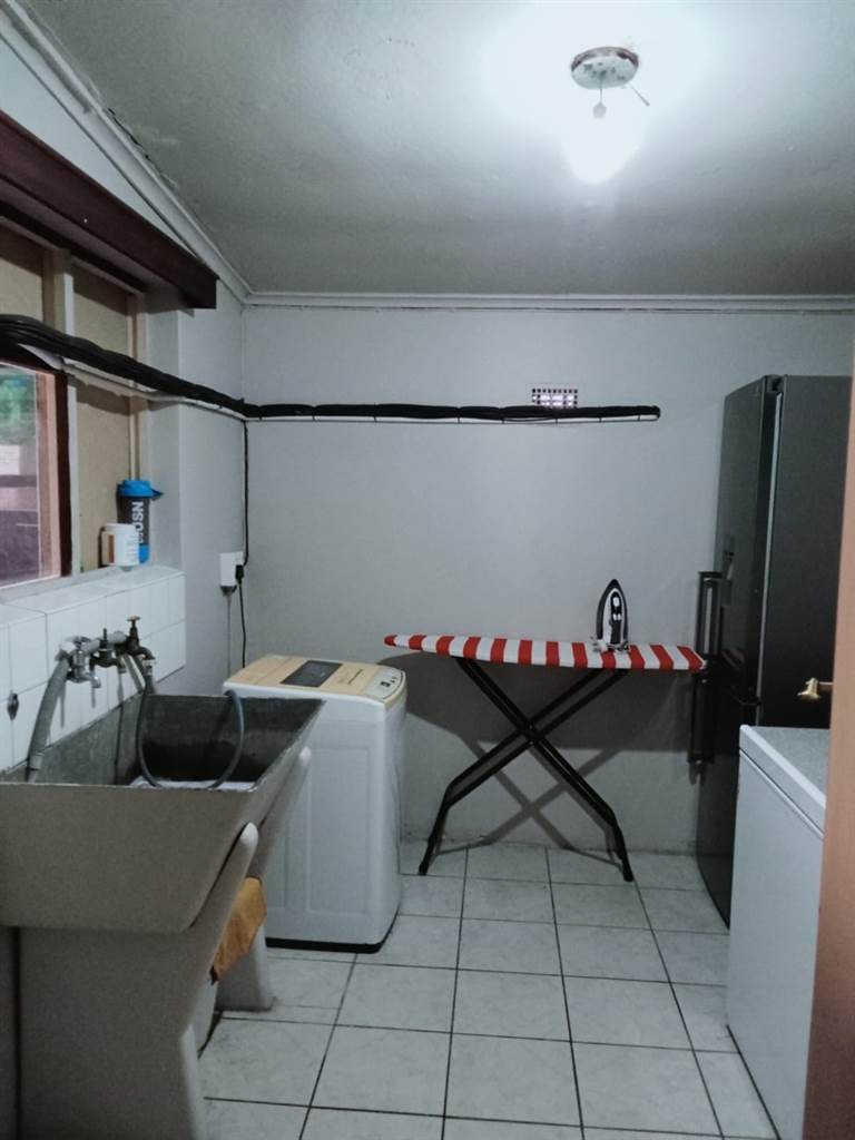 3 Bed House in Parow Central photo number 11