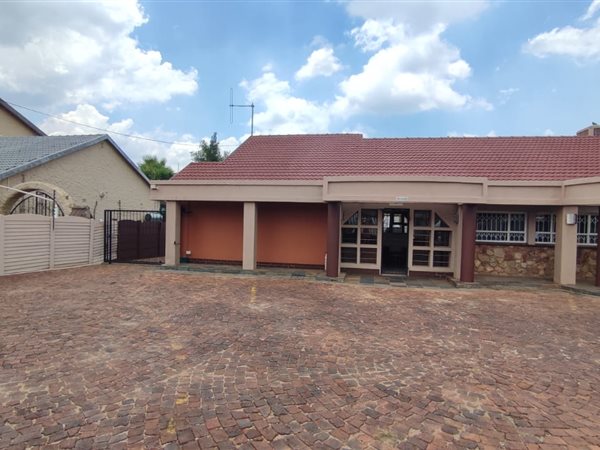 192  m² Commercial space in Bedfordview