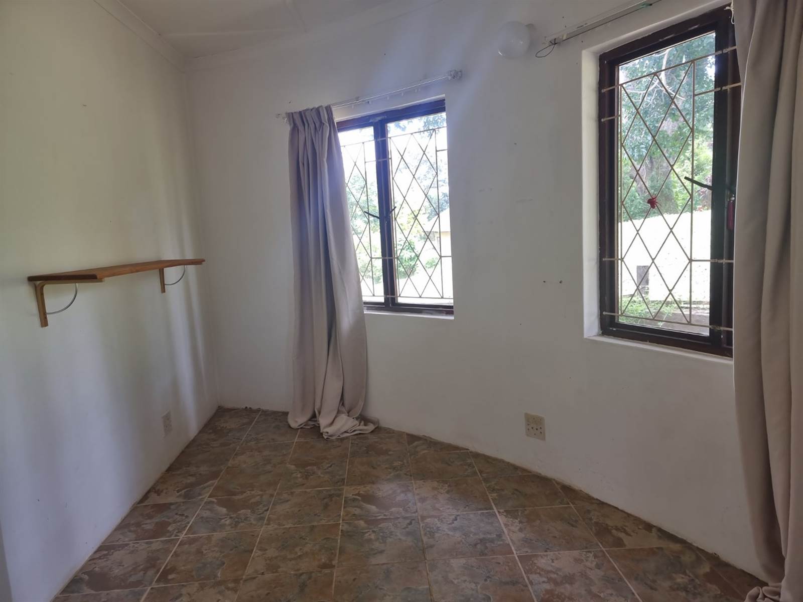 2 Bed Townhouse in Umtentweni photo number 10