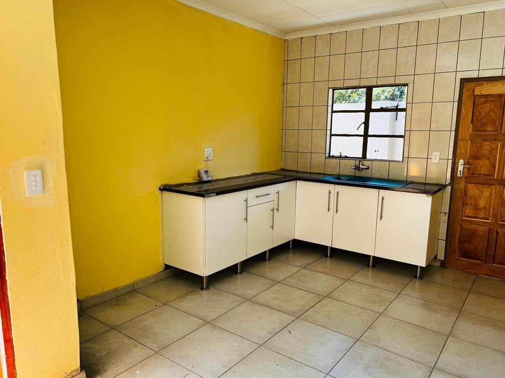 2 Bed Townhouse in Mokopane photo number 4