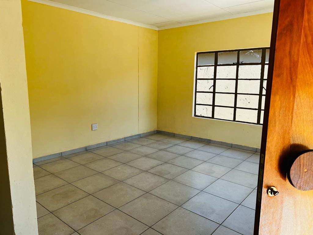2 Bed Townhouse in Mokopane photo number 3