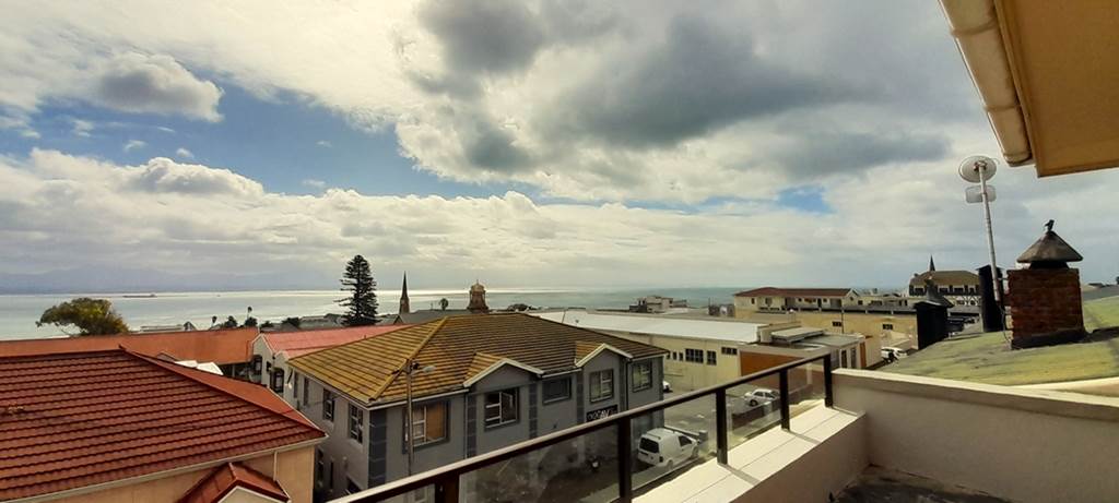 3 Bed Penthouse in Mossel Bay Central photo number 1