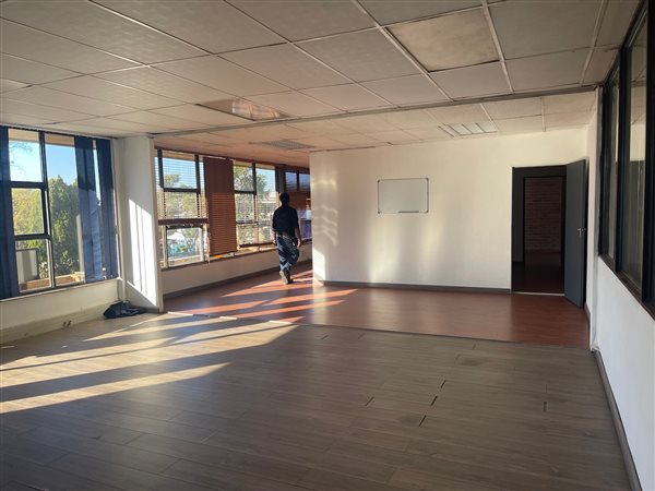330  m² Commercial space