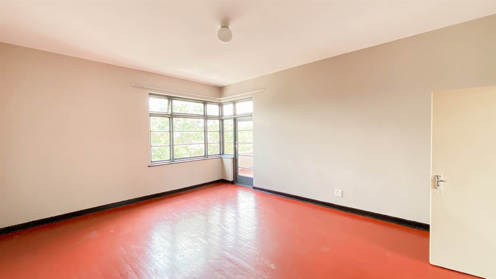 2 Bed Apartment in Yeoville photo number 8
