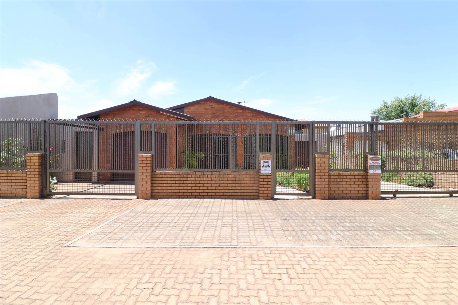 4 Bed House in Lenasia photo number 3