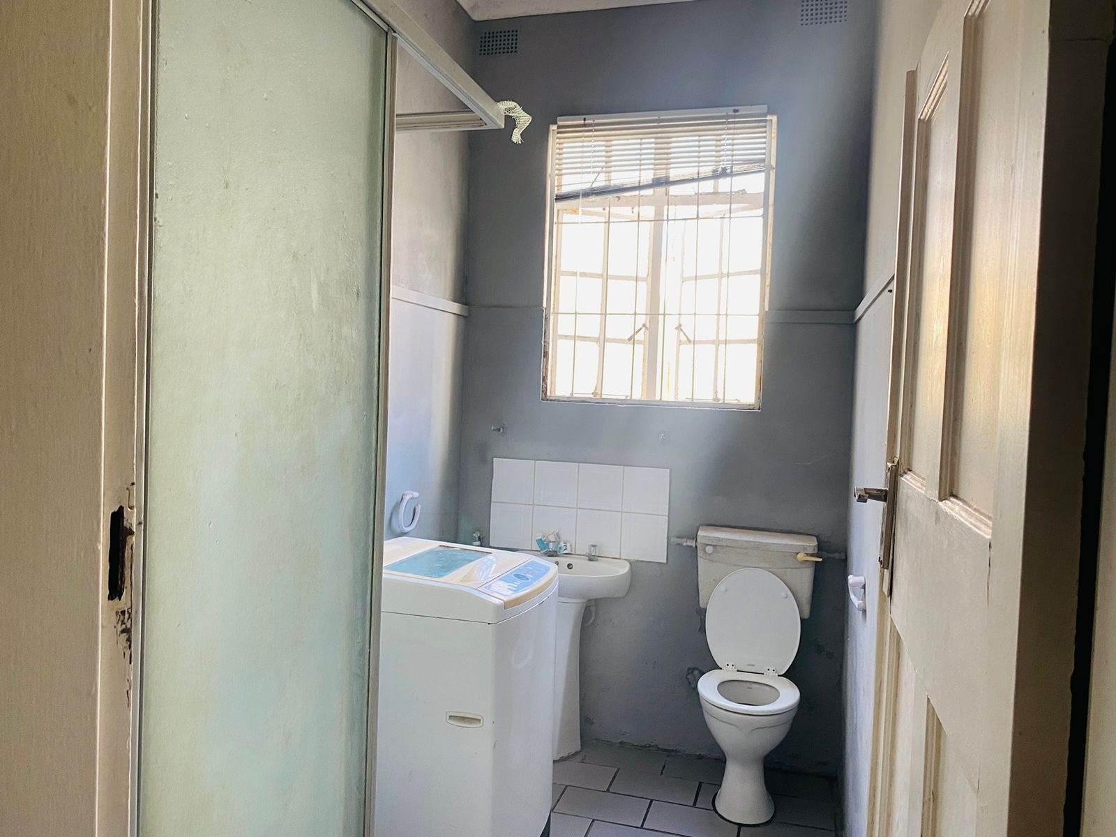 5 Bed House in Port Elizabeth Central photo number 11