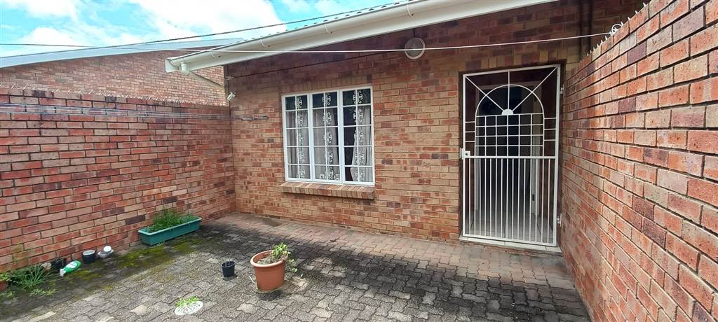 2 Bed Townhouse in Umtentweni photo number 23