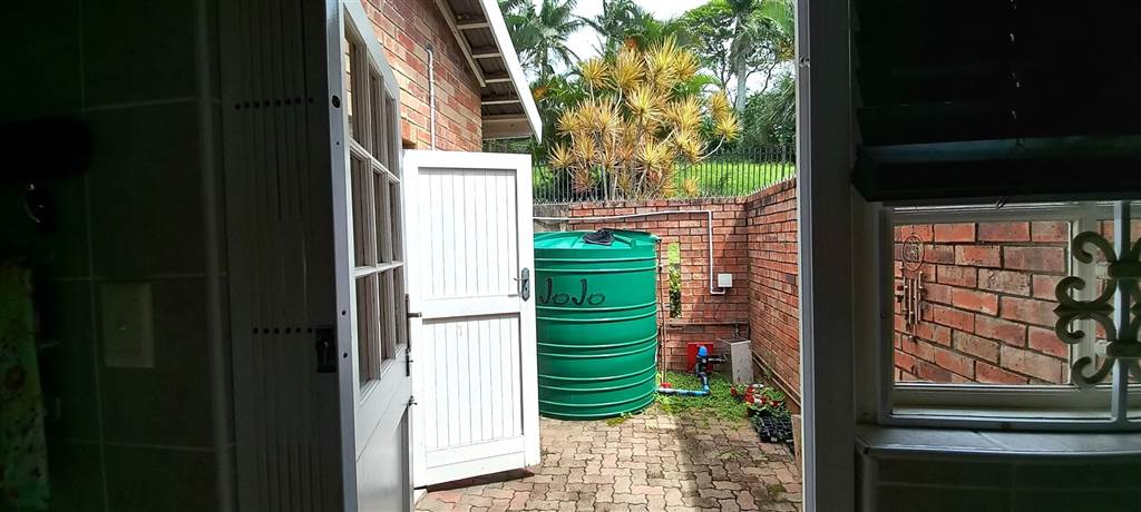 2 Bed Townhouse in Umtentweni photo number 13