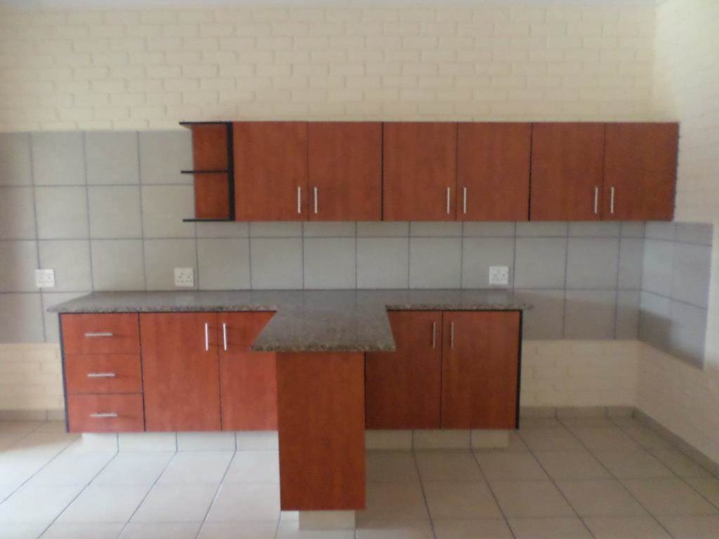 2 Bed Townhouse in Vryburg photo number 4