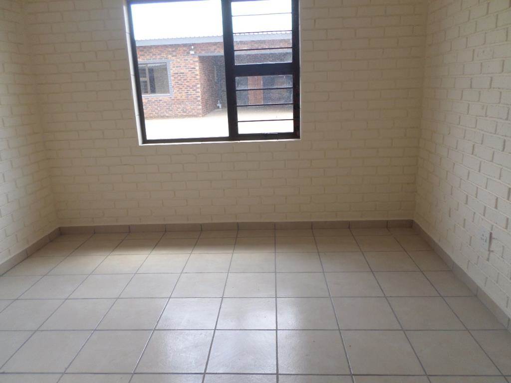 2 Bed Townhouse in Vryburg photo number 7