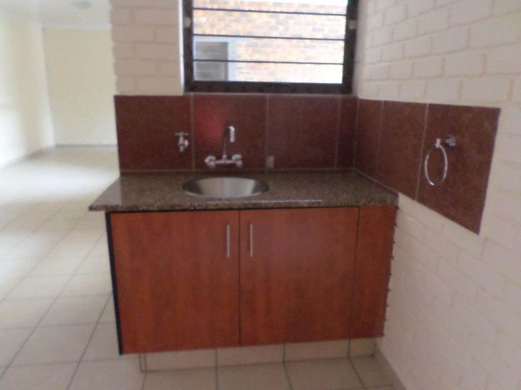 2 Bed Townhouse in Vryburg photo number 5