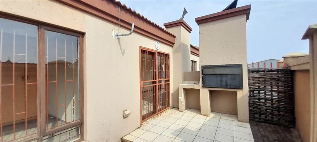 3 Bed Townhouse in Highveld Park photo number 12